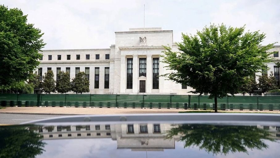 غموض سياسي واقتصادي يحيط بقرار الفيدرالي بشأن أسعار الفائدة