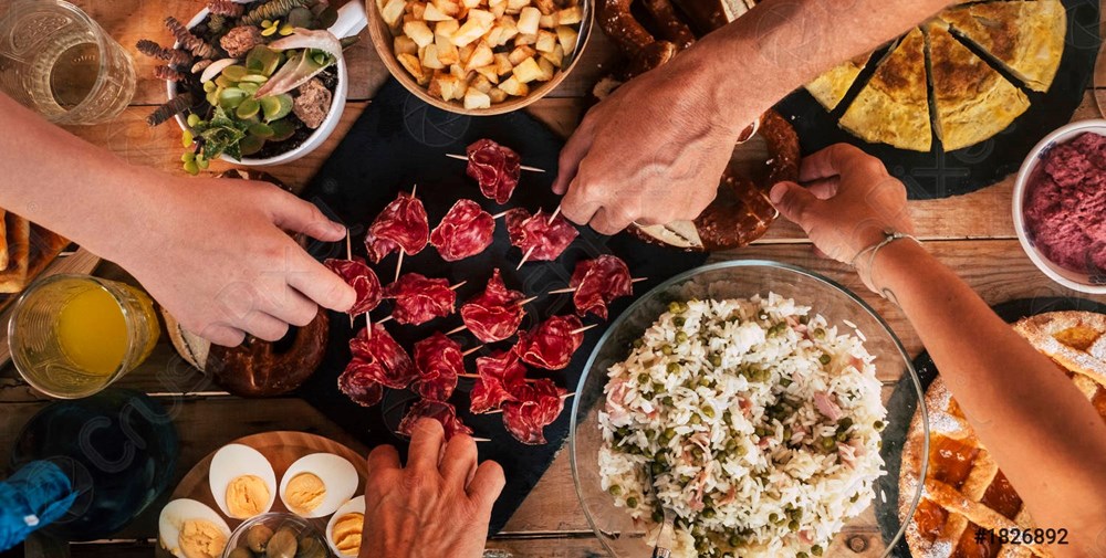 ما فوائد تناول الطعام باليدين