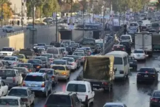تعطل "تريلا" يتسبب بازدحام مروري خانق في نفق صويلح