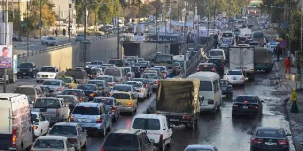 تعطل "تريلا" يتسبب بازدحام مروري خانق في نفق صويلح