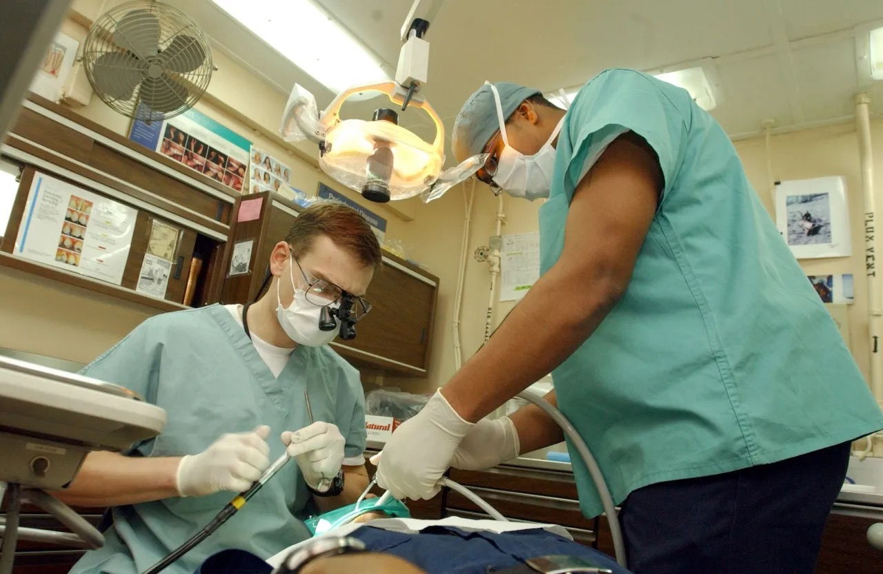 طالبان تحظر علاج النساء على أيدي أطباء أسنان رجال في قندهار