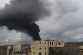 إسرائيل تستهدف مواقع للحوثيين