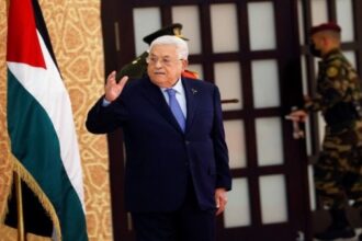 عباس يدعو الدول غير المعترفة بفلسطين للانضمام إلى الاعتراف بالدولة