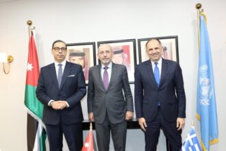 الصفدي يجري مباحثات ثلاثية مع قبرص واليونان