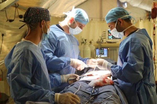 المستشفى الميداني الأردني جنوب غزة/7 يجري عملية جراحية نوعية لمريض إصابته حرجة