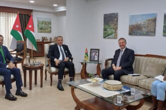 الأردن وبريطانيا يبحثان التعاون في المشاريع البيئية