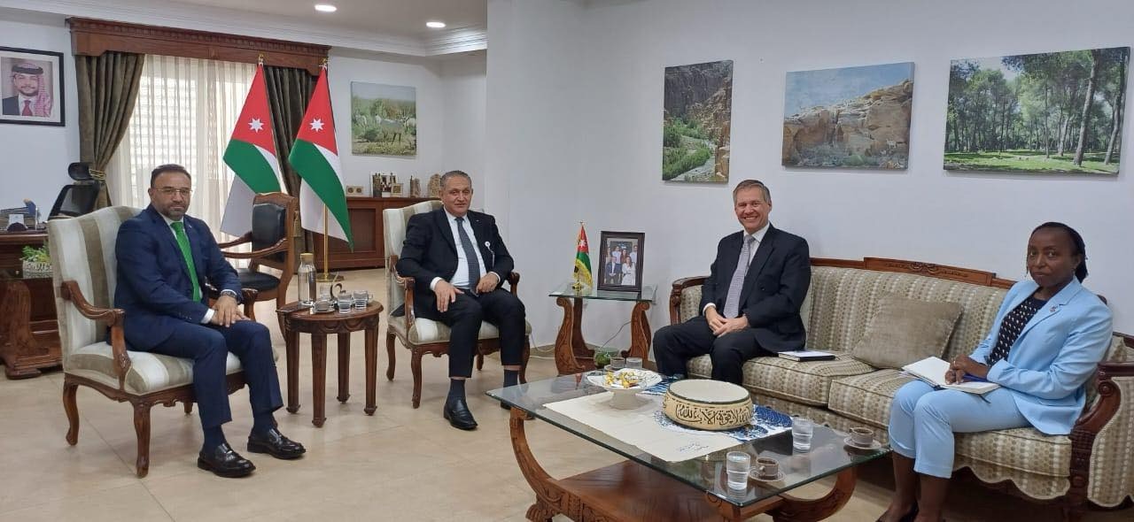 الأردن وبريطانيا يبحثان التعاون في المشاريع البيئية