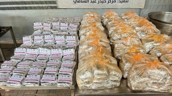 الهيئة الخيرية الأردنية الهاشمية توزع وجبات ساخنة