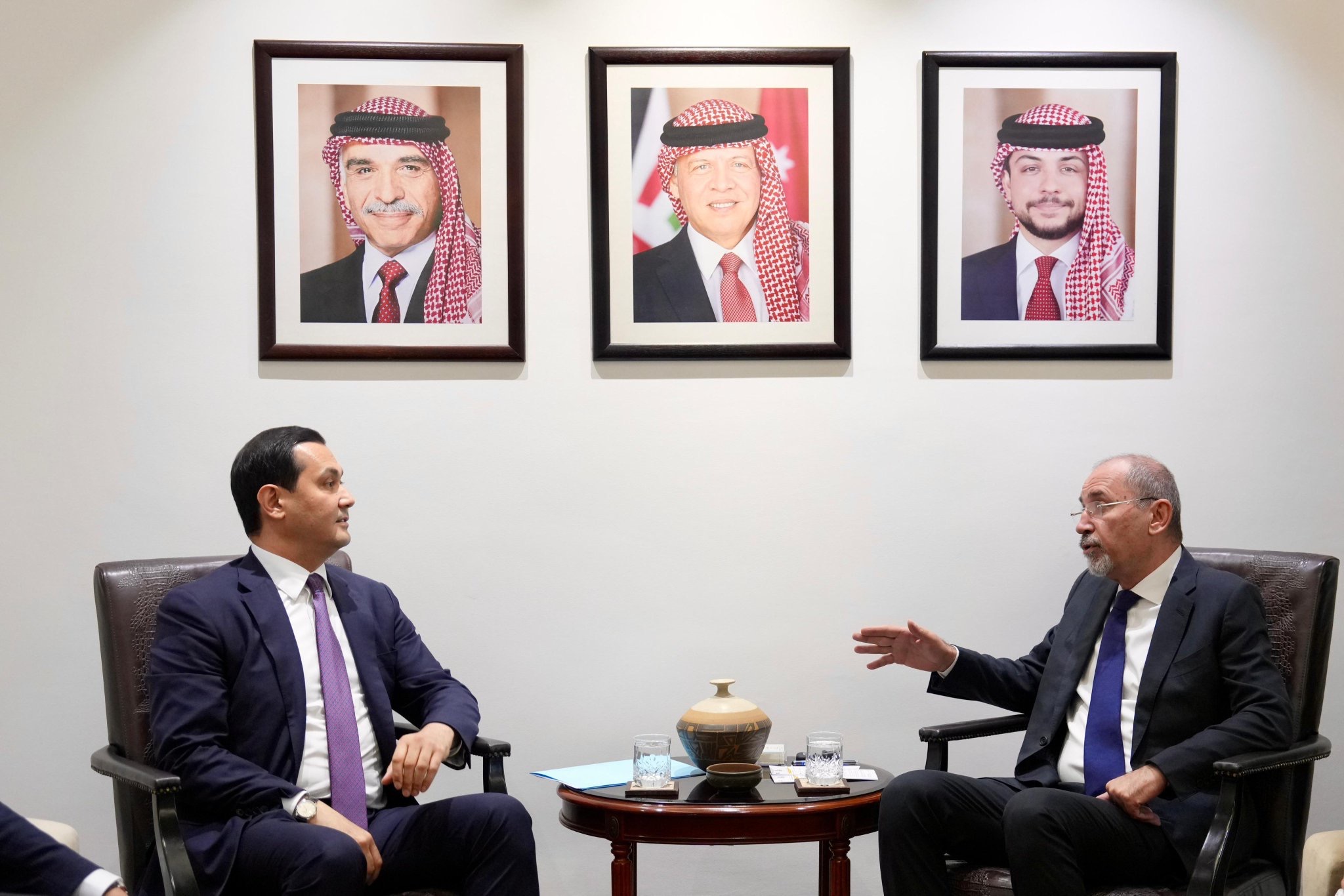 الصفدي يستقبل مستشار الرئيس الأوزبكستاني"صورة"