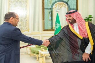السفير الأردني أبو الفول يقدّم أوراق اعتماده وليًّا للعهد السعودي