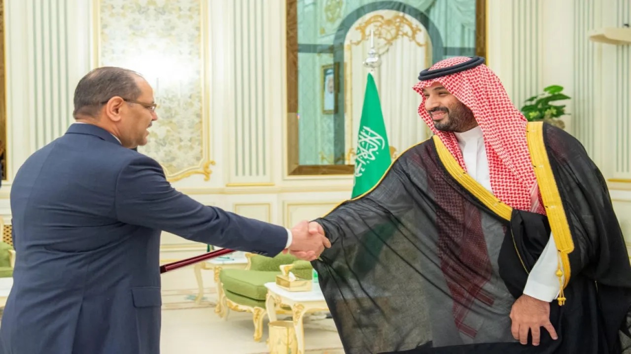 السفير الأردني أبو الفول يقدّم أوراق اعتماده وليًّا للعهد السعودي
