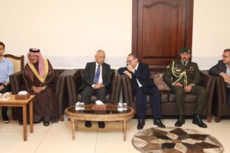 مندوبا عن الملك وولي العهد. العيسوي يعزي عشيرة حداد وآل عصفور