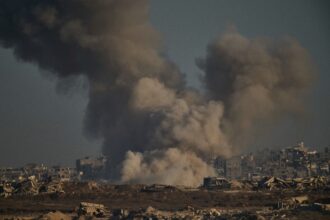 الاحتلال يواصل قصف غزة واستهداف المستشفيات وسط تصاعد أعداد الشهداء والمجاعة