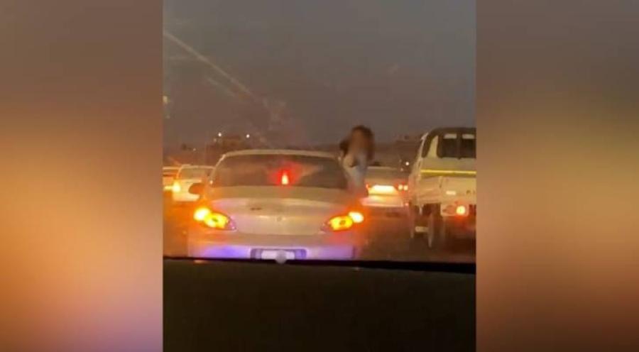 مخاطر على الأطفال في الزرقاء بسبب خروج أجسامهم من نوافذ المركبات