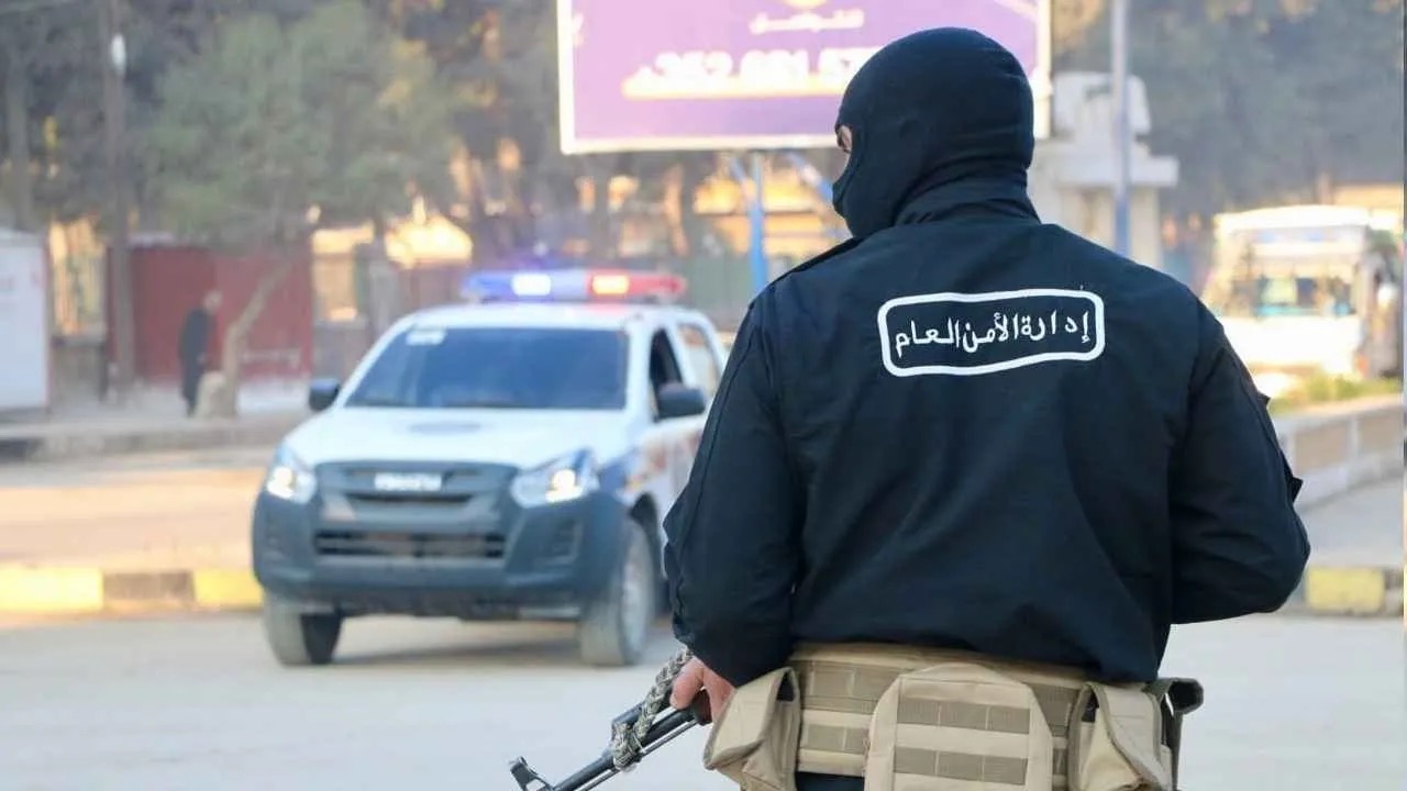حادثة مأساوية في إدلب: رجل يقتل أسرته وينتحر