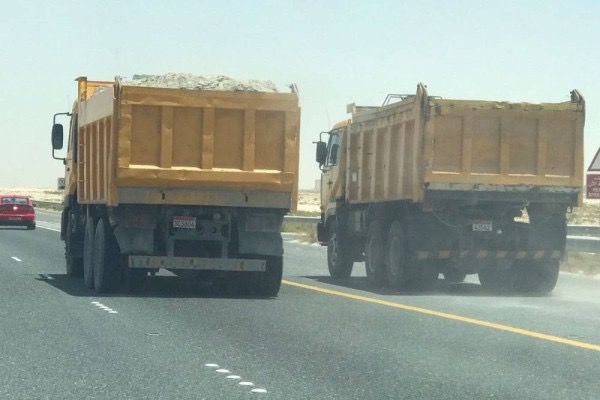 الأمن العام يحذّر من خطورة تطاير حمولات الشاحنات: “تشبه المقذوفات القاتلة”
