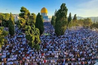 إجراءات الاحتلال تقلّص أعداد المصلين في المسجد الأقصى إلى 40 ألفًا