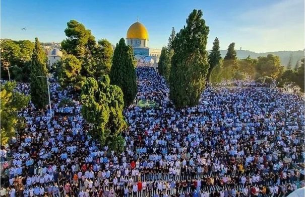 إجراءات الاحتلال تقلّص أعداد المصلين في المسجد الأقصى إلى 40 ألفًا