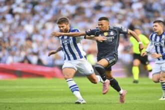 ريال مدريد يهزم سوسييداد بعشرة لاعبين وينفرد بصدارة الدوري الإسباني