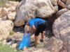 رحالة مغربي ينظف نبع مياه في عجلون
