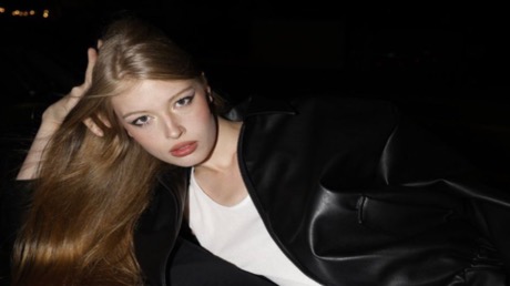 صورة حول : فيفيان ويلسون تتألق في أسبوع الموضة بنيويورك بفستان أحمر"صور" فيفيان ويلسون تتألق في أسبوع الموضة بنيويورك بفستان أحمر"صور"