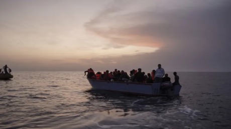 ليبيا.. نجاة 13 شخصاً وفقدان العشرات بعد غرق قارب قبالة طبرق