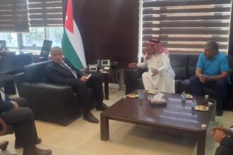 وزير النقل يبحث مع أصحاب سيارات السفريات الخارجية