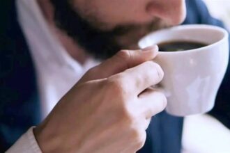 شرب القهوة على معدة فارغة قد يسبب مشاكل صحية