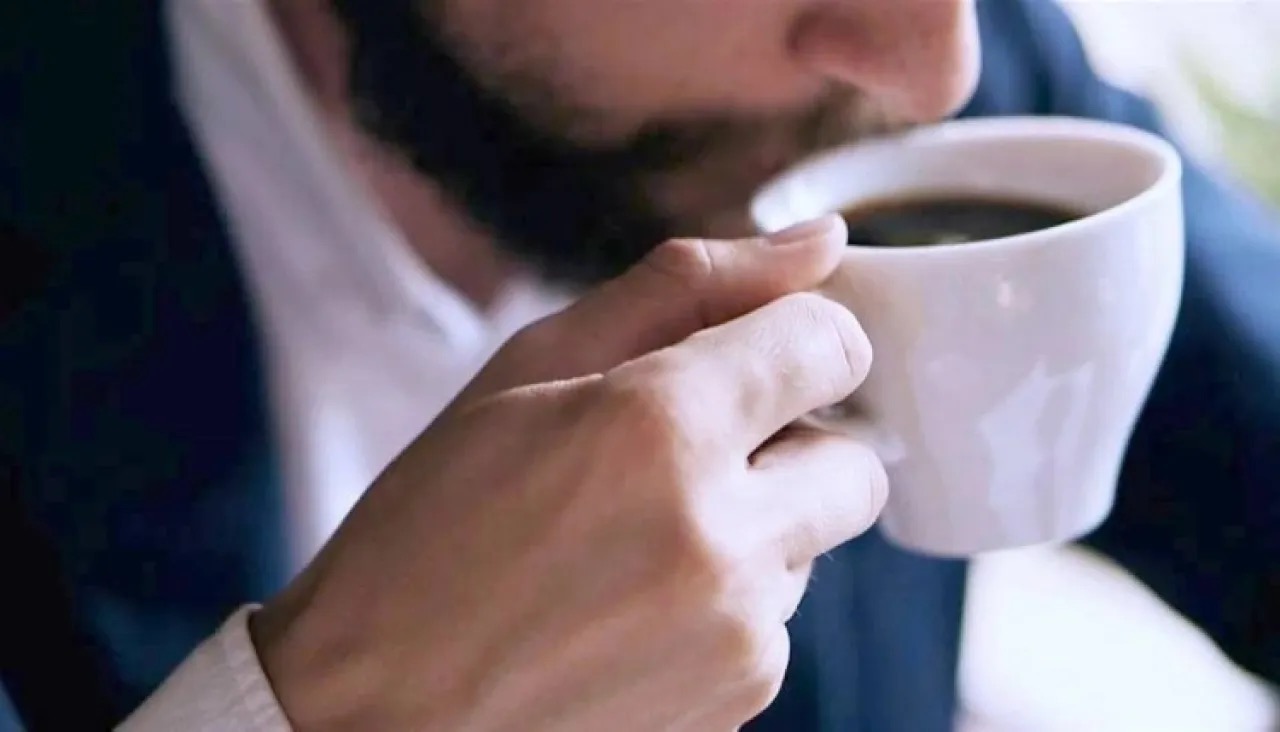 شرب القهوة على معدة فارغة قد يسبب مشاكل صحية