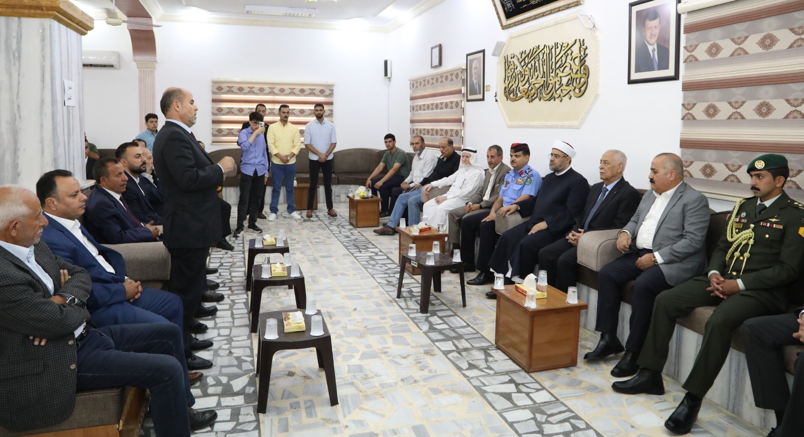 مندوبا عن الملك وولي العهد. العيسوي يعزي عشيرتي العكور والتميمي