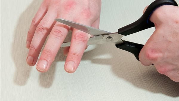 رجل في الهند يقطع أربعة أصابع لنفسه بعد رفض الاستقالة من مصنع عائلي