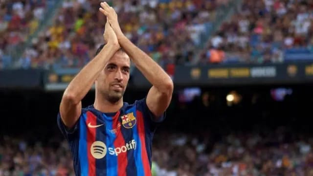 بوسكيتس يودع الملاعب: أسطورة برشلونة يعلن اعتزاله مع نهاية الموسم