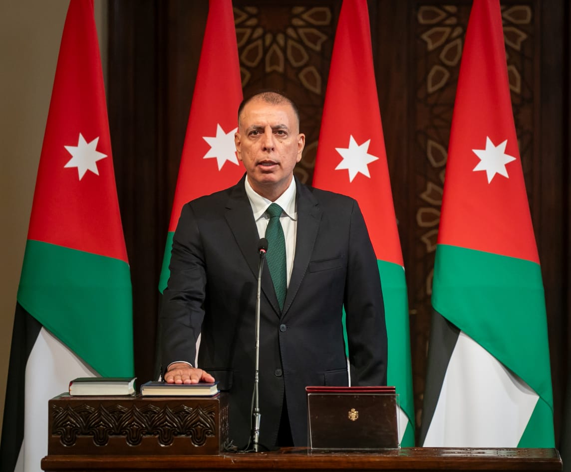 وزير الداخلية يتفقد أحوال وجوازات الزرقاء ويوجه بتأهيل المبنى