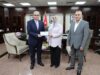 وزير الصحة يكرّم موظفة الخدمات في مستشفيات البشير تقديراً لأمانتها