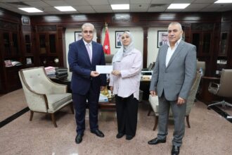 وزير الصحة يكرّم موظفة الخدمات في مستشفيات البشير تقديراً لأمانتها