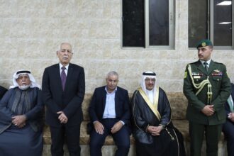 مندوبا عن الملك وولي العهد.. العيسوي يعزي عشيرة الصمادي"صورة"