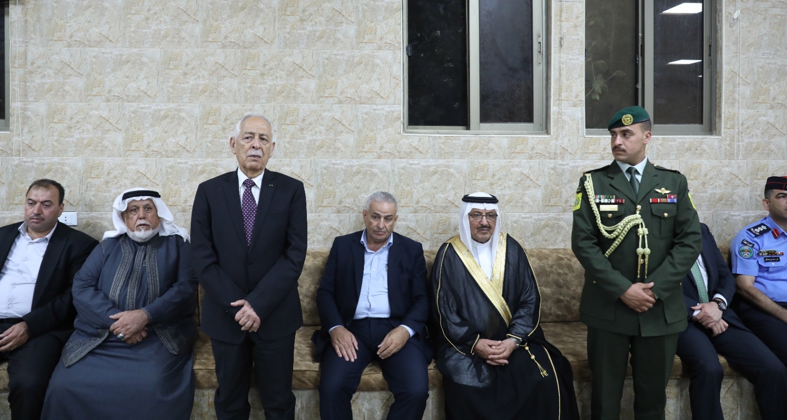 مندوبا عن الملك وولي العهد.. العيسوي يعزي عشيرة الصمادي"صورة"
