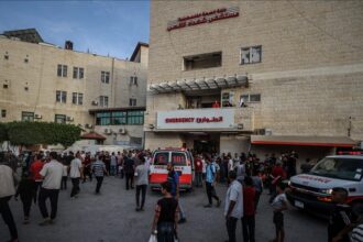 الاحتلال يقصف خيمة نازحين داخل مستشفى شهداء الأقصى