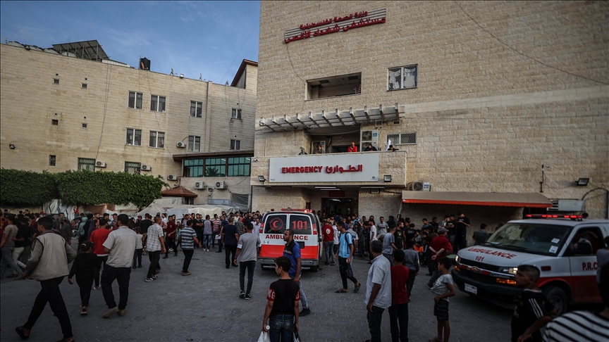 الاحتلال يقصف خيمة نازحين داخل مستشفى شهداء الأقصى