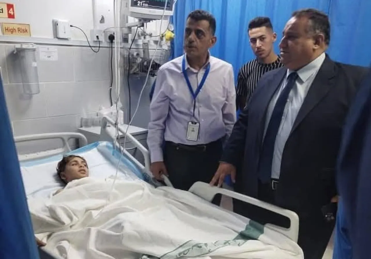 محافظ المفرق يطمئن على صحة طفل تعرض لعقر كلاب ضالة