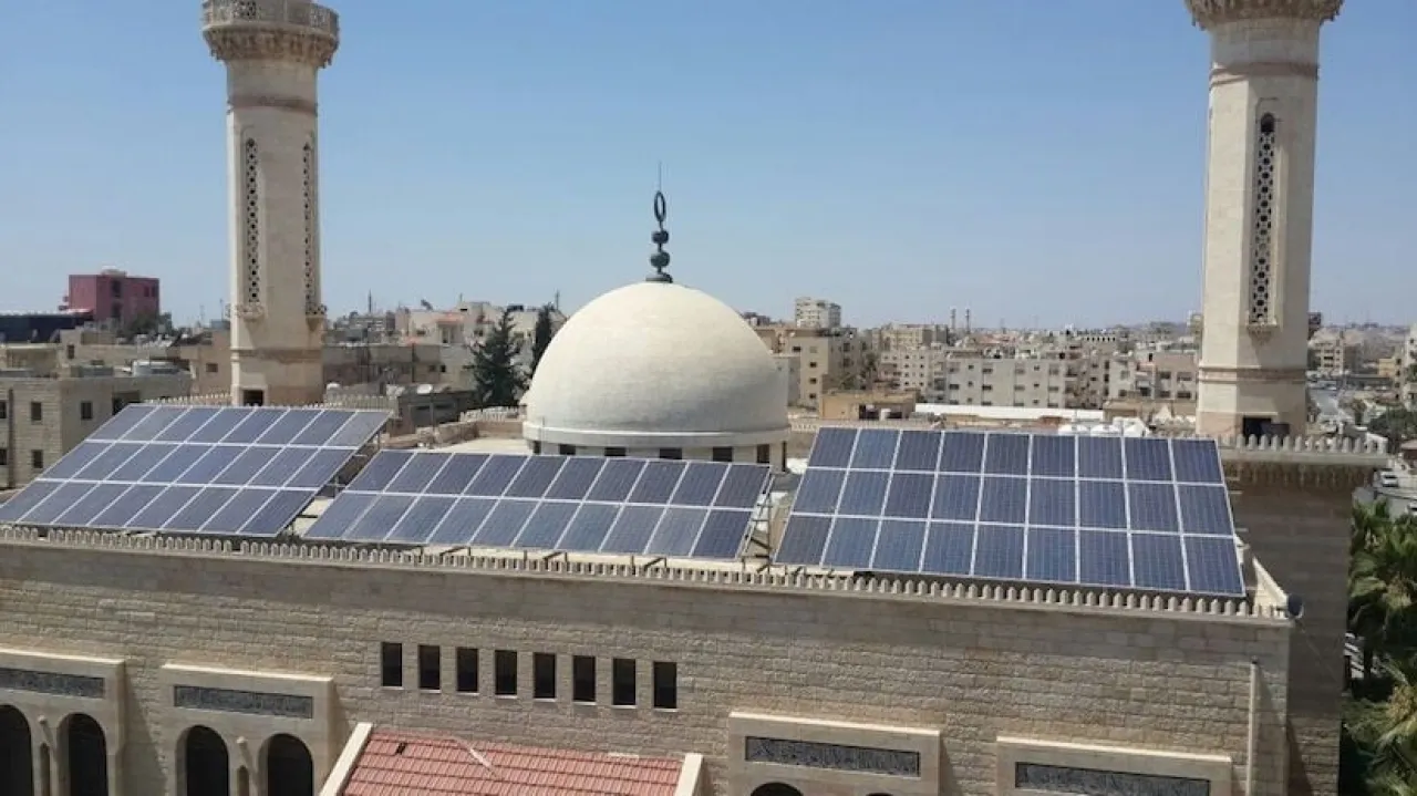 بتكلفة 50 ألف دينار..تركيب ألواح طاقة شمسية لعشرة مساجد غرب إربد