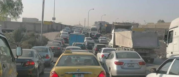 حادث سير يتسبب بازدحام على أوتوستراد الزرقاء باتجاه عمّان