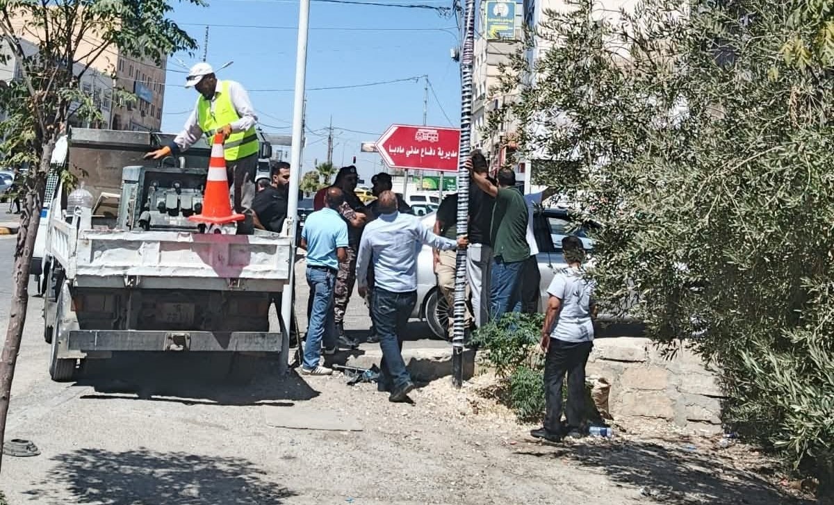 حملة في مادبا لإزالة التعديات: ضبط مخالفات وإغلاق محال تجارية