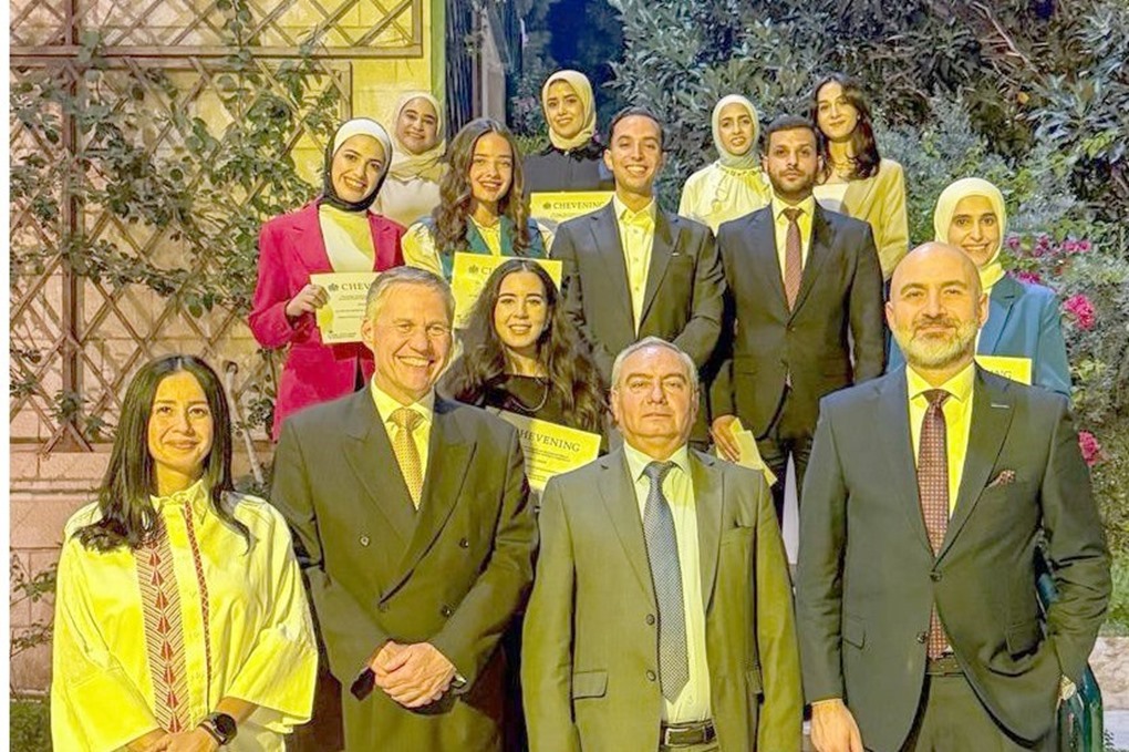 السفير البريطاني يلتقي الطلبة الأردنيين الفائزين بمنحة "تشيفننغ"