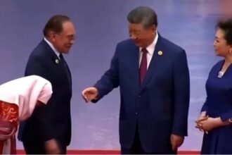 زوجة رئيس الوزراء الماليزي تثير جدلاً بعد رفضها مصافحة الرئيس الصيني