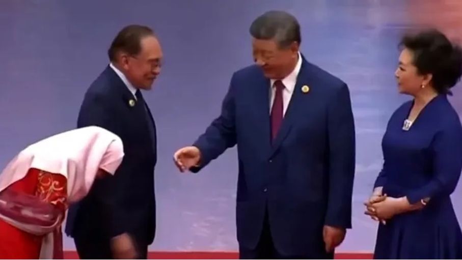 زوجة رئيس الوزراء الماليزي تثير جدلاً بعد رفضها مصافحة الرئيس الصيني