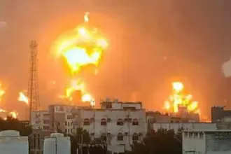 الجيش الإسرائيلي يبدأ قصف ميناء الحديدة في اليمن ويصدر إنذارًا عاجلًا