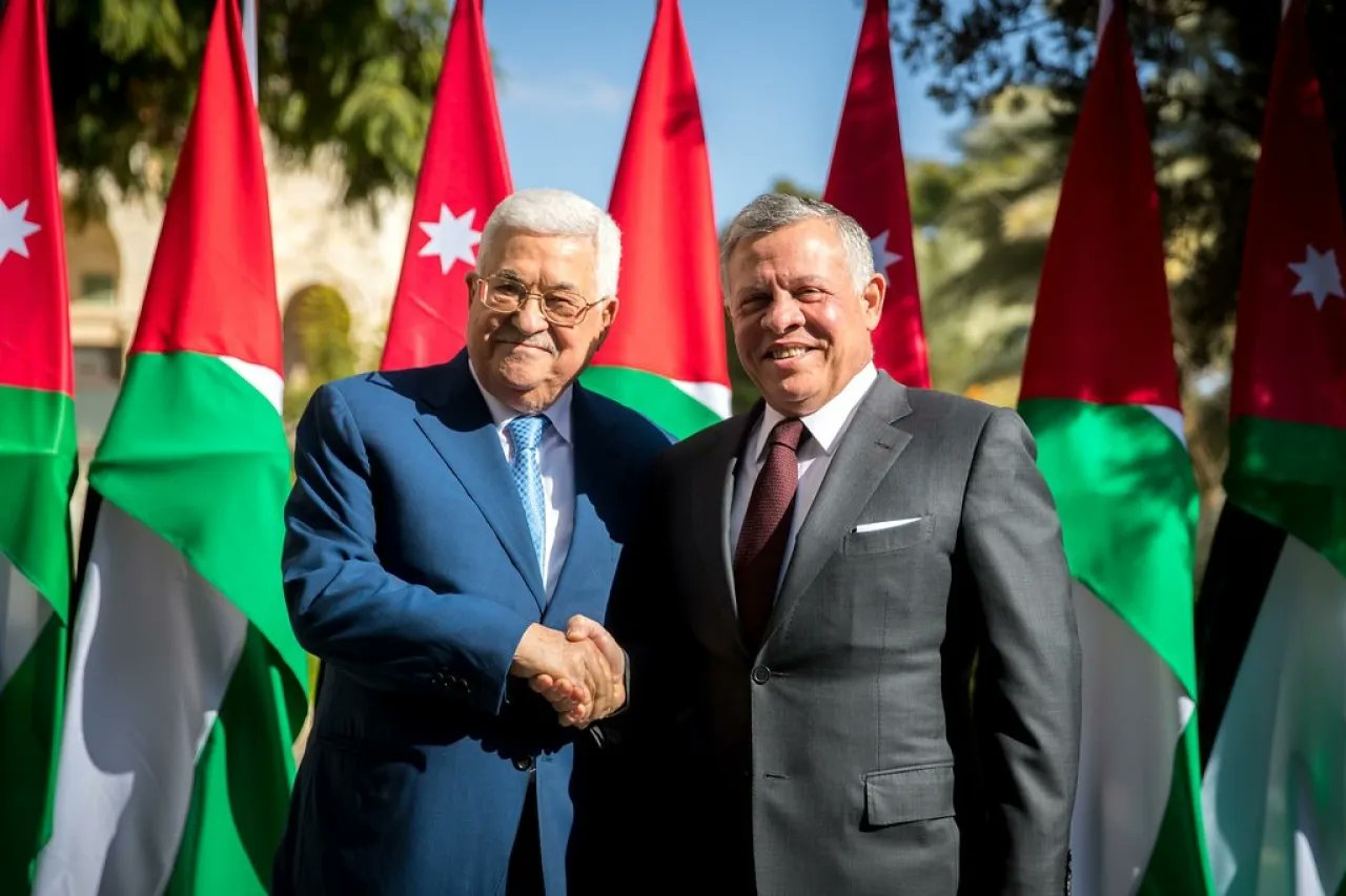 الملك عبدالله الثاني يلتقي رئيس دولة فلسطين محمود عباس