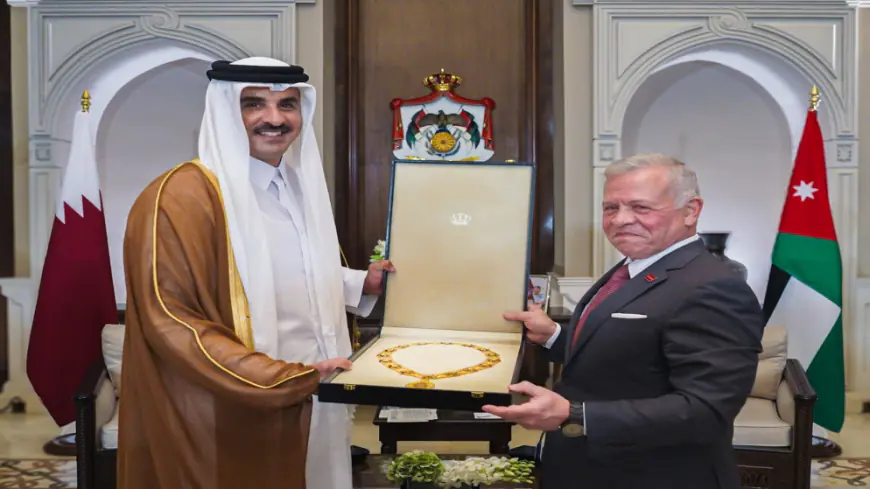 عاجل| الملك عبدالله الثاني يمنح أمير قطر قلادة الحسين بن علي