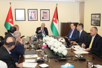 وزير النقل يبحث إجراءات ترخيص مطار عمان المدني